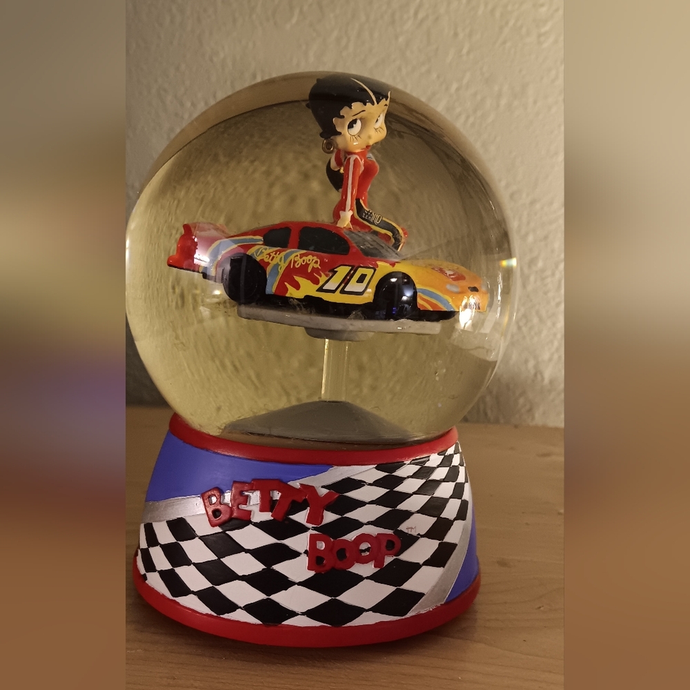 Betty Boop Water Globe 2005 Plays Tune "On The Road Again"